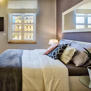Parkside With Free Parking Apartment
